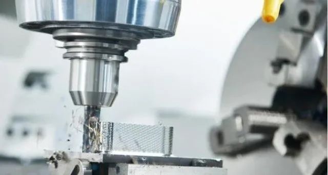 6年的数控师傅工资8k高不高？看了网友评论后心酸...的图3